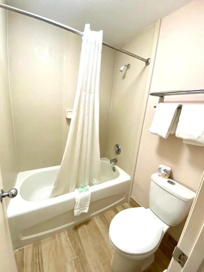 Regency Inn Fern Park 外观 照片