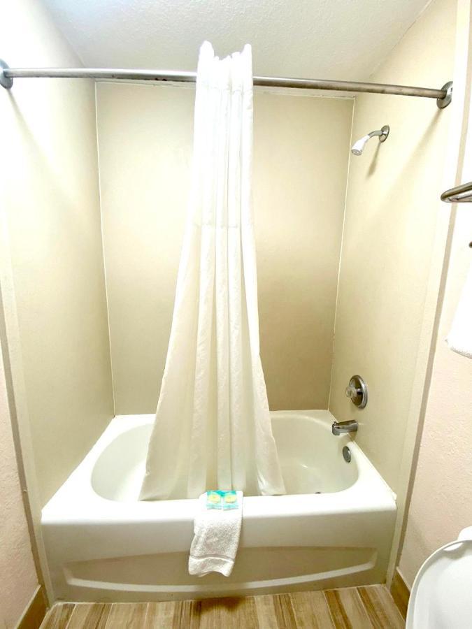 Regency Inn Fern Park 外观 照片