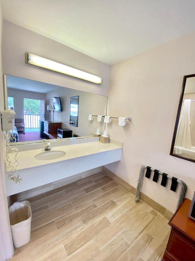 Regency Inn Fern Park 外观 照片